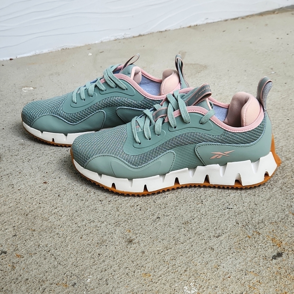 REEBOK ZIG DYNAMICA in mint and pink. US 8.5 Womens
